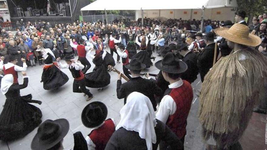 Actuación del grupo folclórico «Vila Verde» de Portugal en el parque Jovellanos de Mieres.