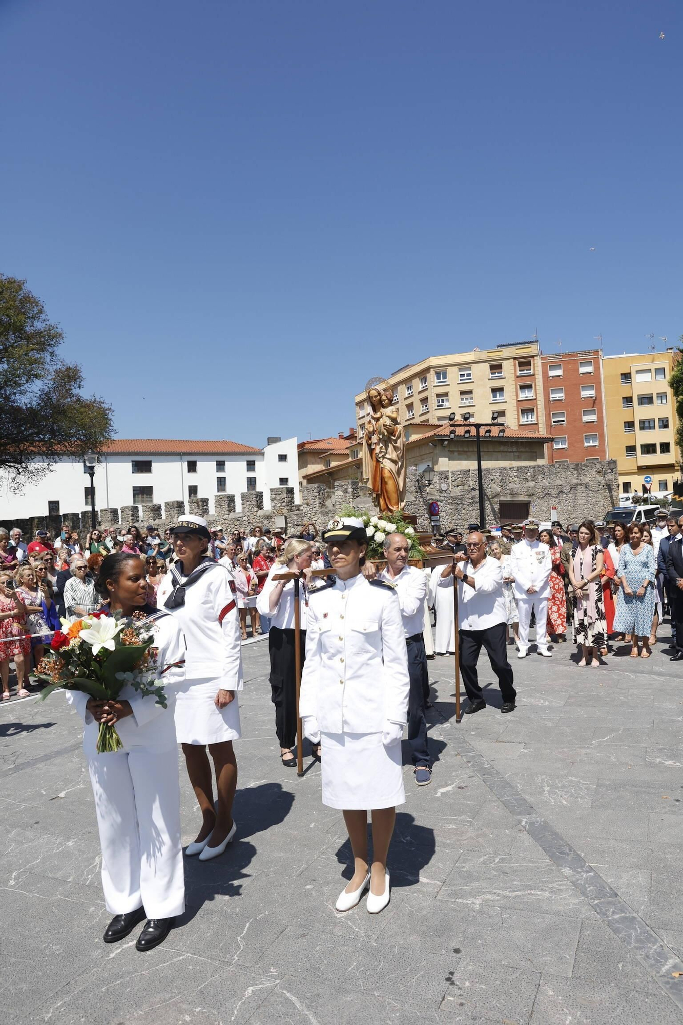 La misa con la Armada y la ofrenda floral del Carmen en Gijón, en imágenes