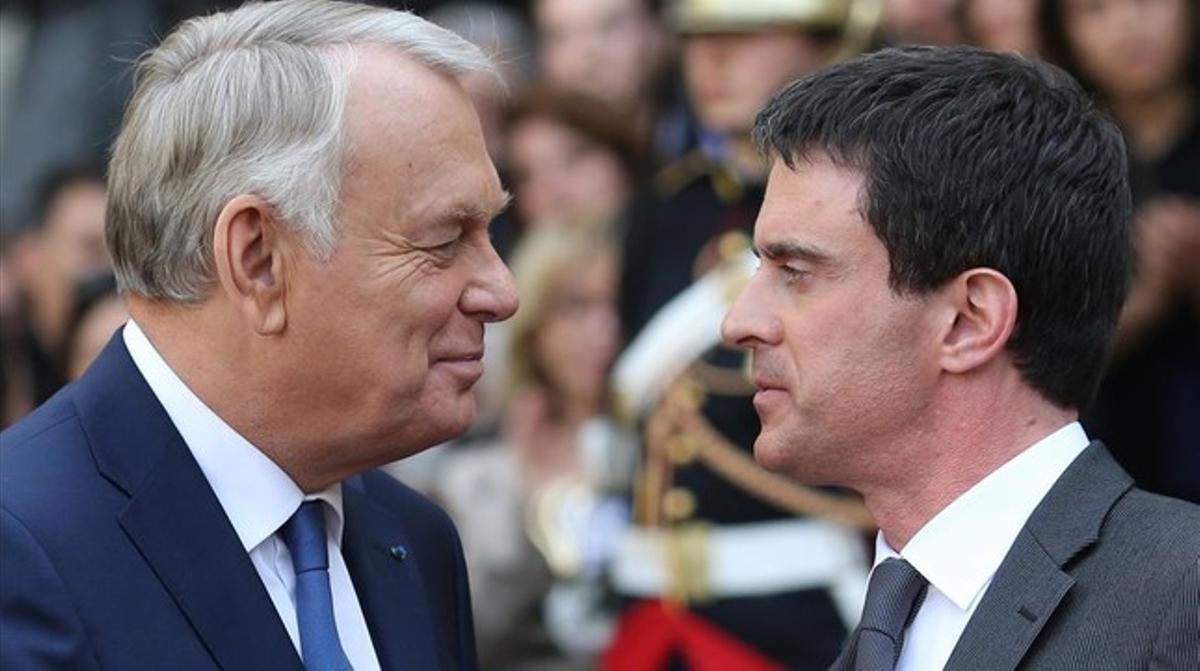 Ayrault y Valls, ayer en París.
