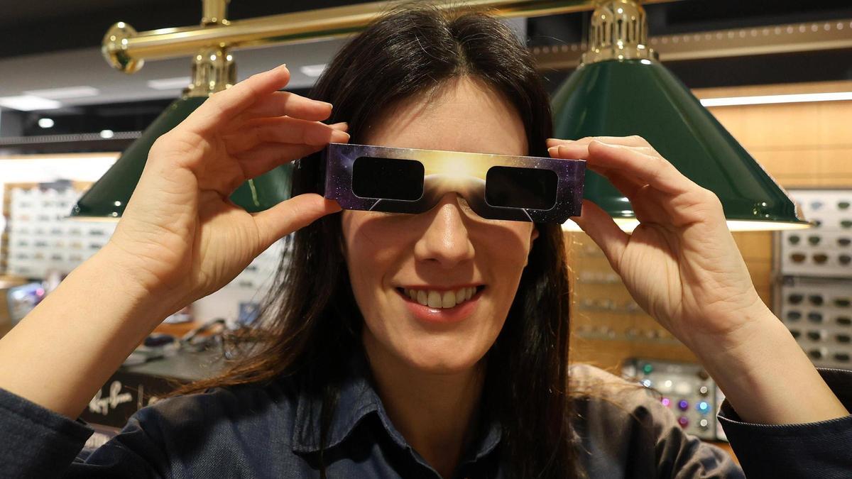 Una óptica pontevedresa muestra las gafas recomendadas para ver el eclipse total.
