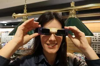 El eclipse solar se acerca y los expertos alertan sobre el peligro de mirar directamente al sol sin protección: estos son los errores que pueden provocar un daño irreversible