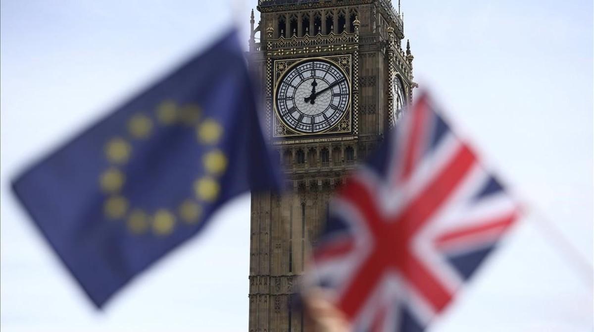 La bandera europea y la de Gran Bretaña, frente al Big Ben de Londres.