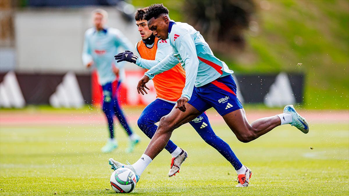 Pedri y Samu Omorodion durante un entrenamiento