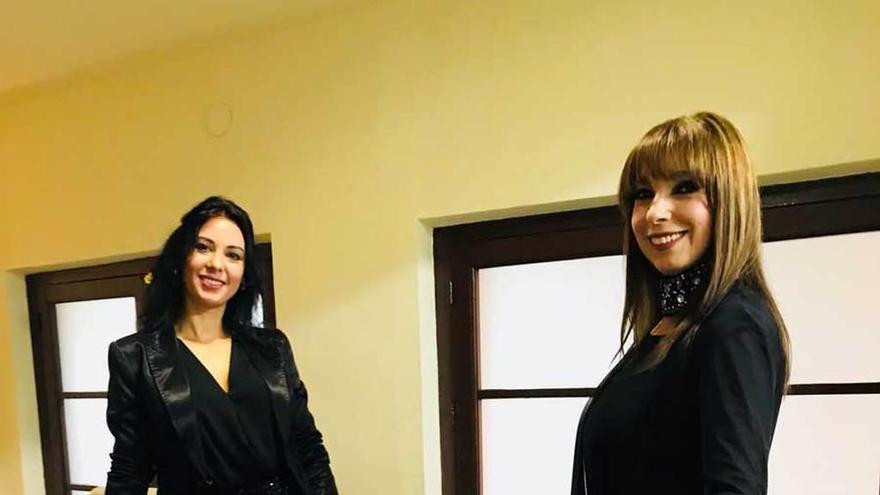 Nadia Chaviano y Tina Gutiérrez; a la derecha, la pareja de canción dialogada formada por Alicia Villanueva y Carlos Velasco.