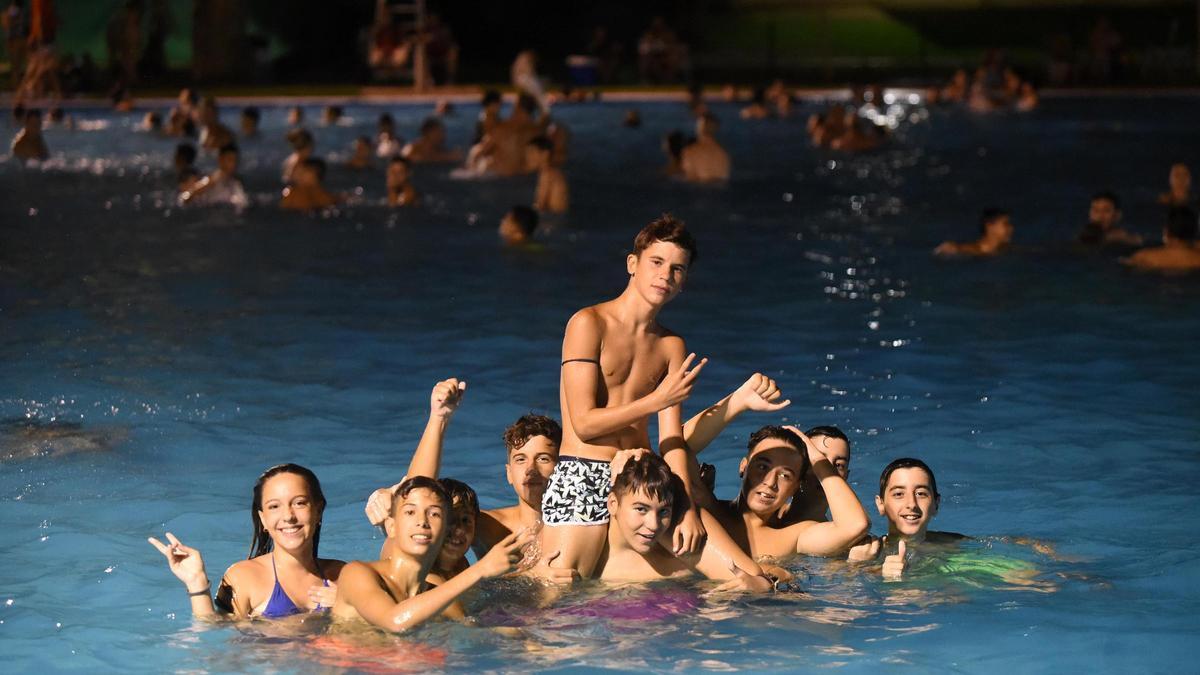 La piscina de la Fuensanta en horario nocturno.