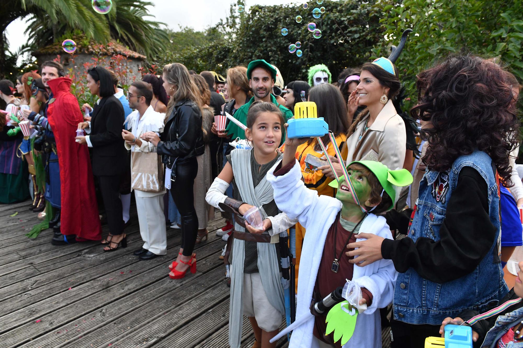 Un ‘sí, quiero’ rodeados de personajes de cine en el pazo de San Fernando 