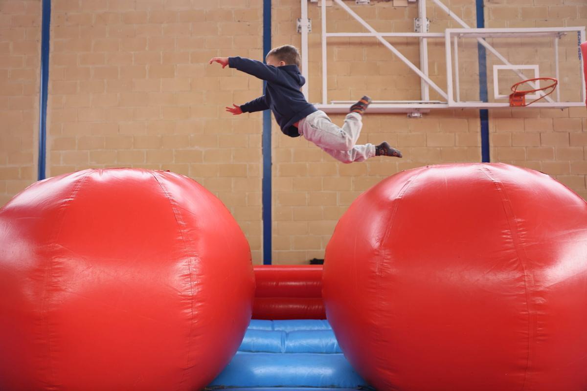 Martín Mesa saltando en el hinchable de las bolas.