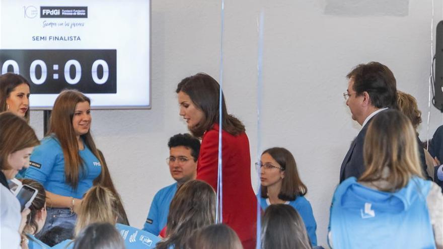 La reina respalda en Cáceres el talento emprendedor de los jóvenes