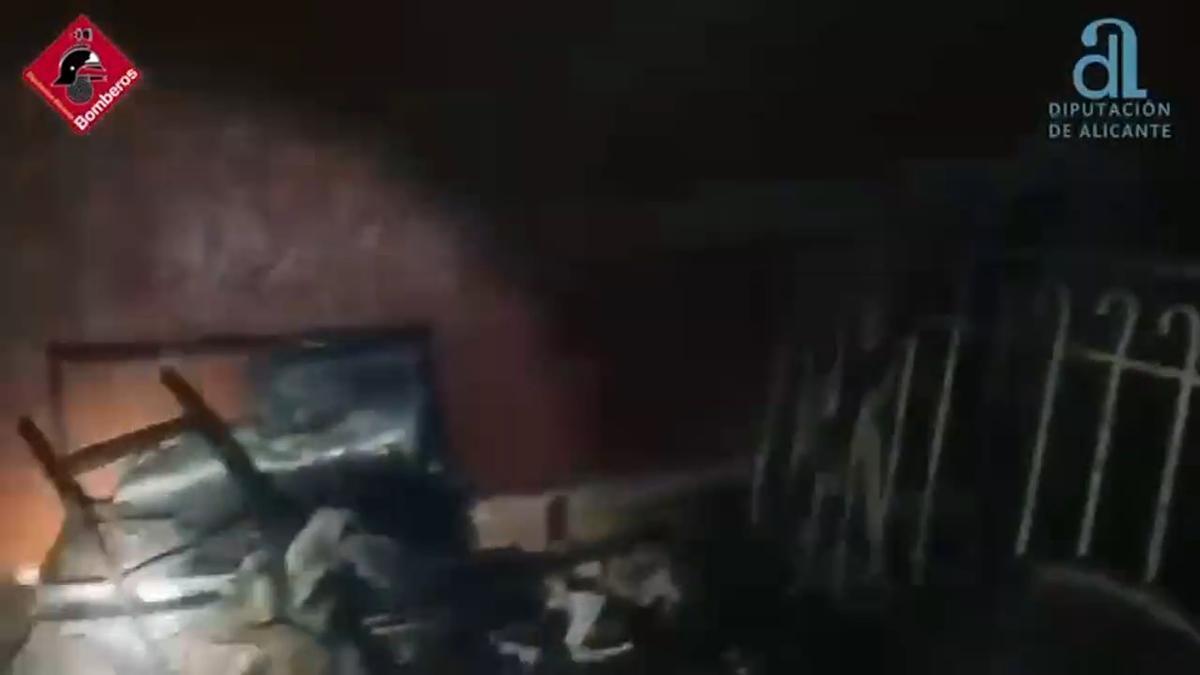 Un incendio calcina una casa abandonada en Pilar de la Horadada