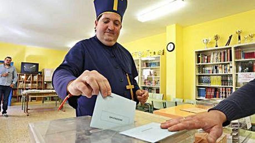 El hostelero Juan López vota disfrazado de obispo en León.