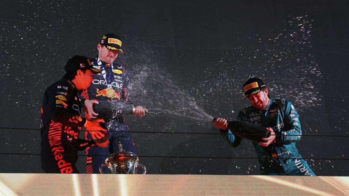 Alonso celebra su podio junto a los pilotos de Red Bull