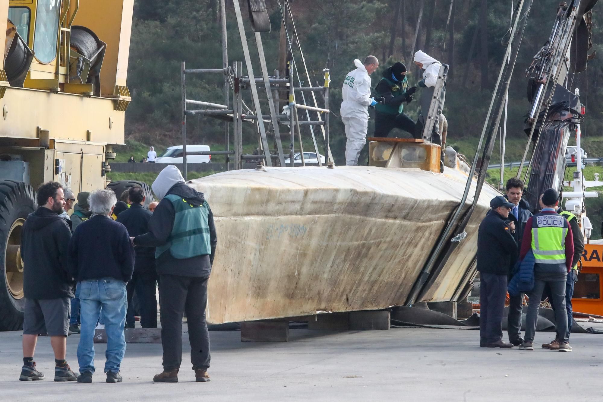 Operación de reflotado del narcosubmarino en la ría de Arousa