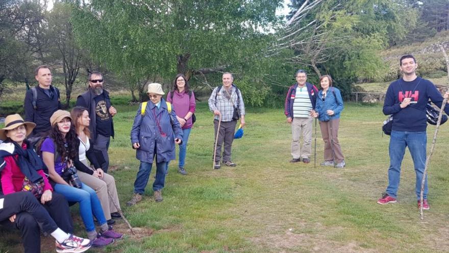 El grupo de visitantes durante el nuevo recorrido turístico en Robledo. | Cedida