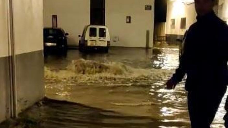 Inundación en la plaza de Santa Bárbara en Villanueva del Duque