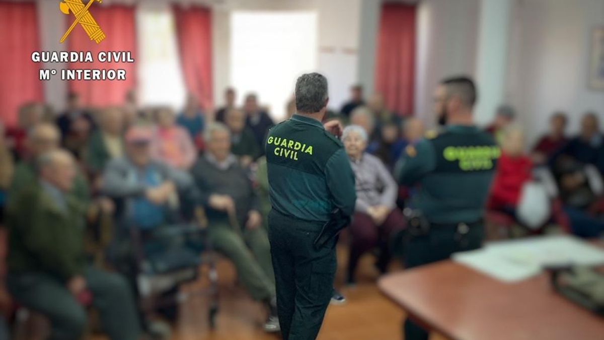 Agentes de la Guardia Civil dan información a los mayores.