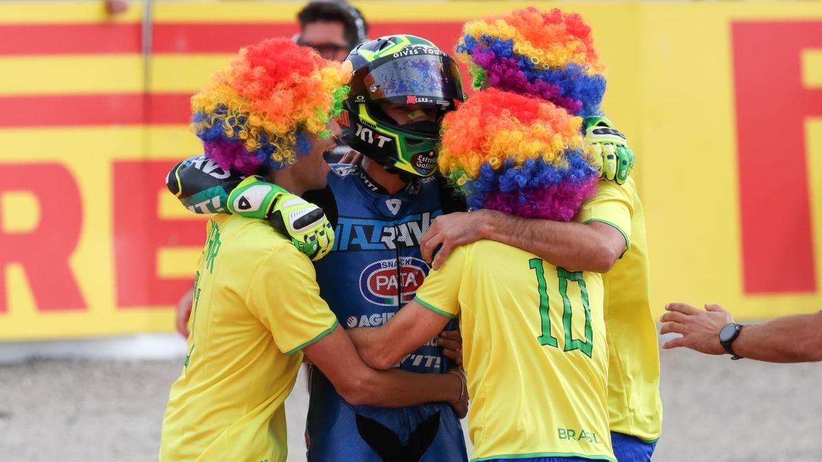 Diogo Moreira celebra con su equipo.