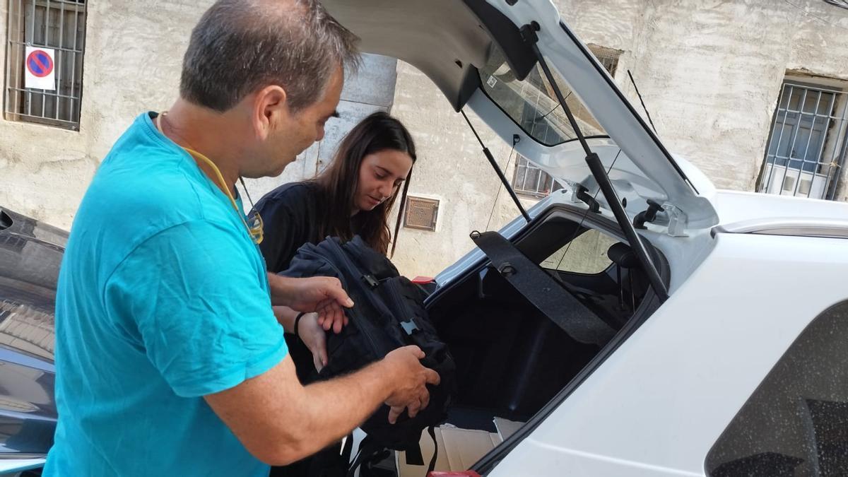 Varios usuarios cargan un coche para emprender un viaje compartido.