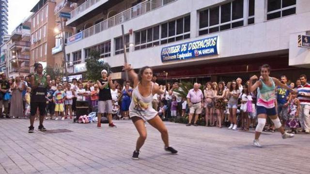 Una actuación de los artistas callejeros, ayer, en la calle Gambo.