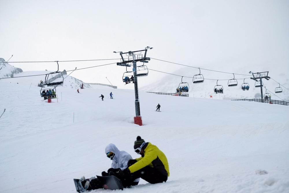 Multitud de esquiadores en Pajares en el domingo tras el temporal de nieve.