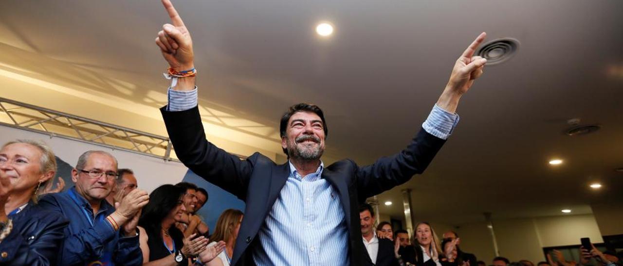 Luis Barcala celebra su triunfo en la sede del Partido Popular de Alicante