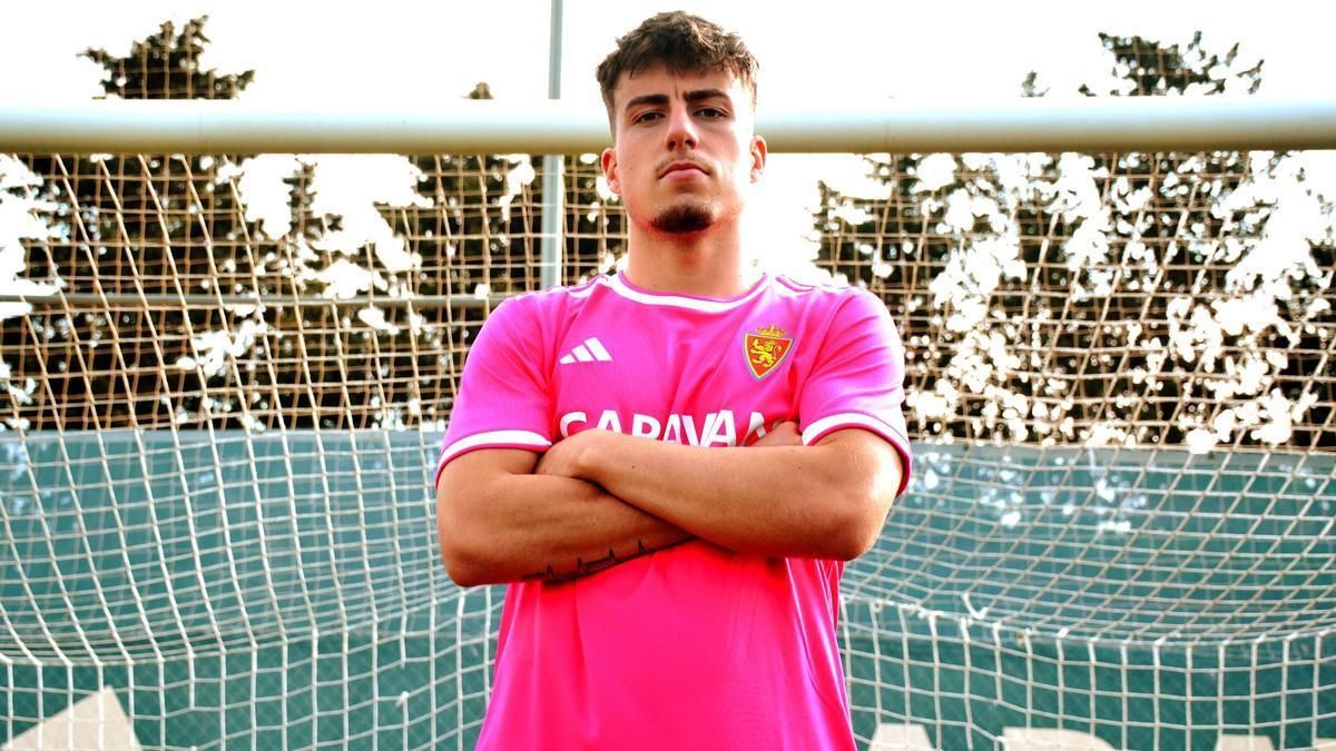 Liso posa en la Ciudad Deportiva del Real Zaragoza.