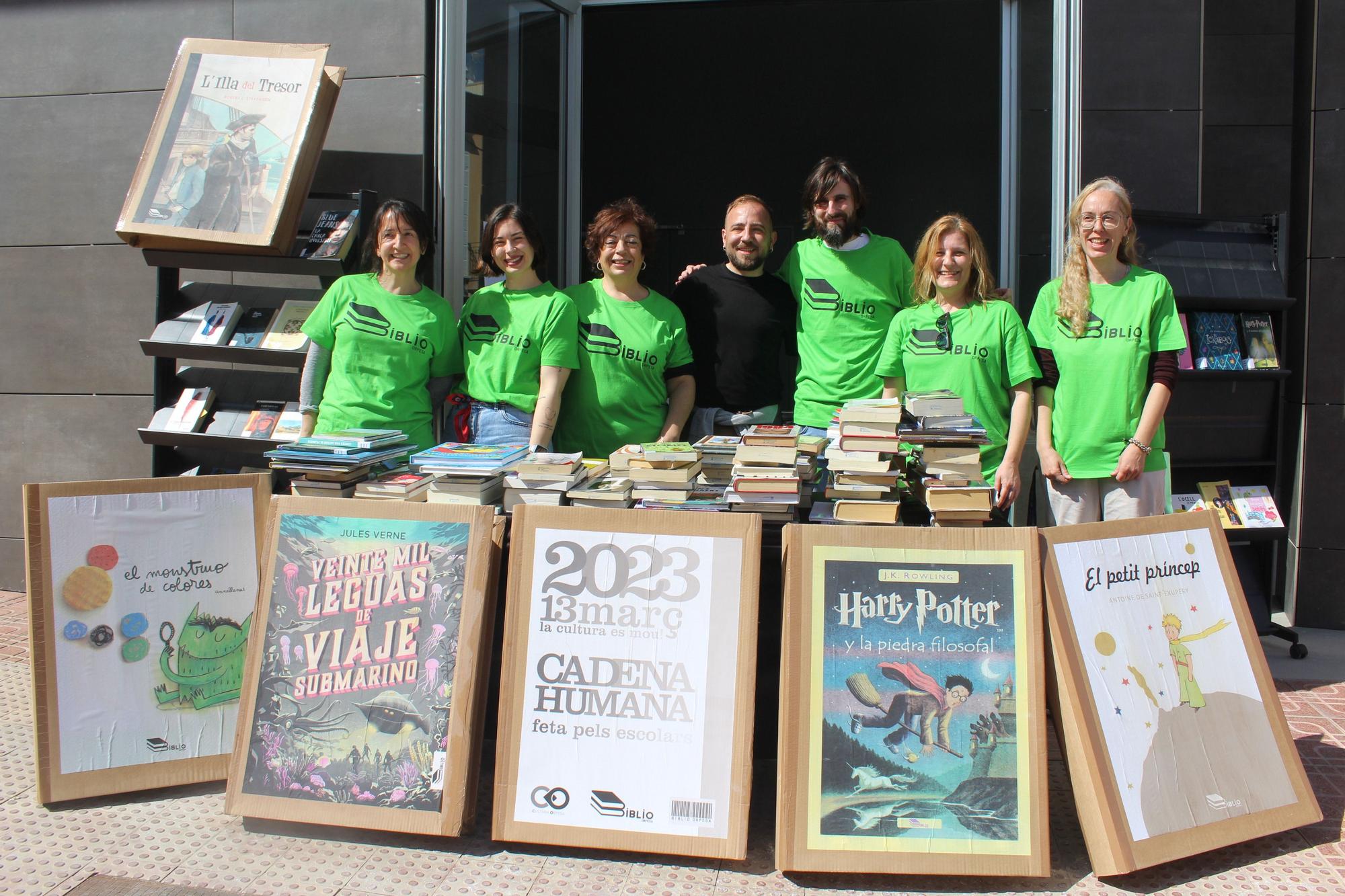 Cadena humana en Orpesa para trasladar libros a la nueva biblioteca