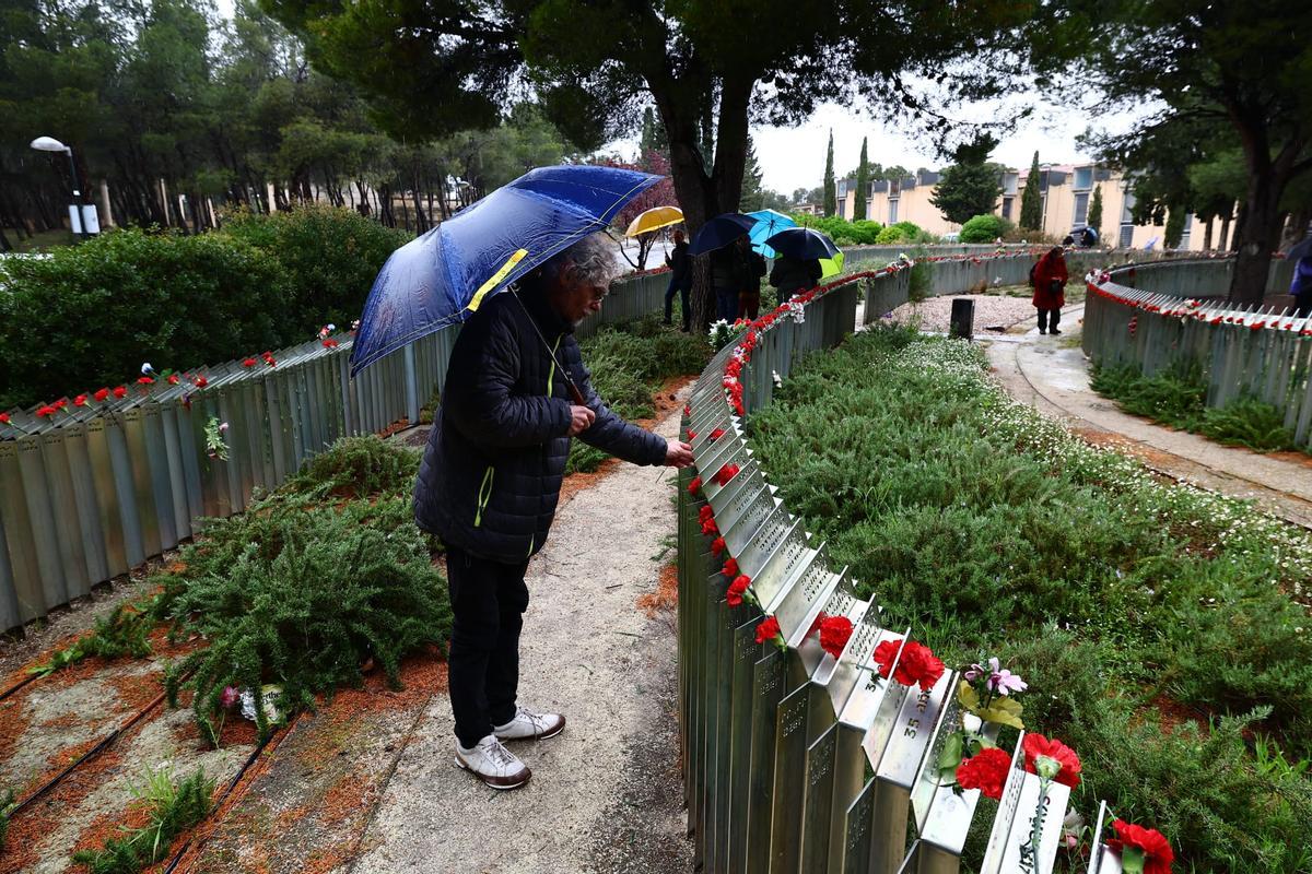 En imágenes | Zaragoza vuelve a recordar a las víctimas del franquismo entre la lluvia y el respeto