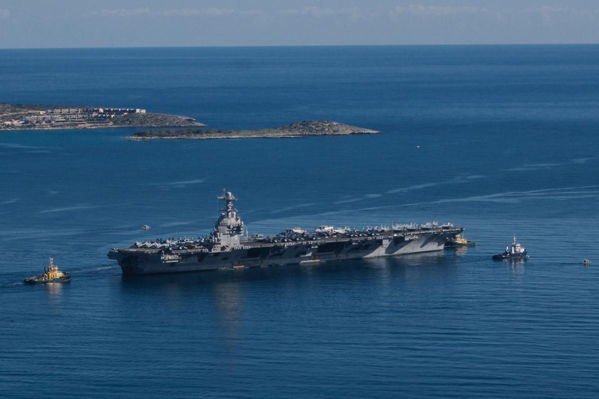 El portaviones estadounidense Gerald R. Ford, sale de la base de Souda, Creta, este jueves, en dirección a la costa israelí.