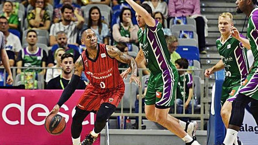 EJ Rowland (esquerra) davant de Milosavljevic, de l&#039;Unicaja