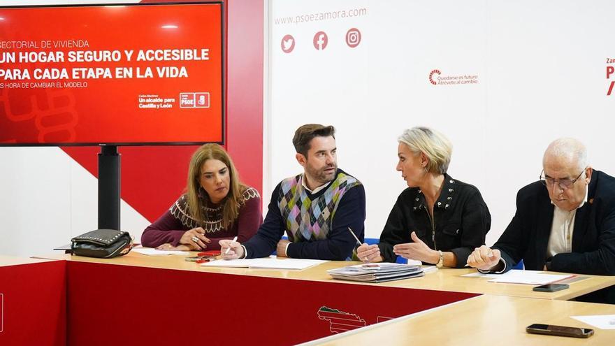 En el centro, Antidio Fagúndez y Ana Casado, en un acto sectorial de vivienda del PSOE de Zamora. | R. G.