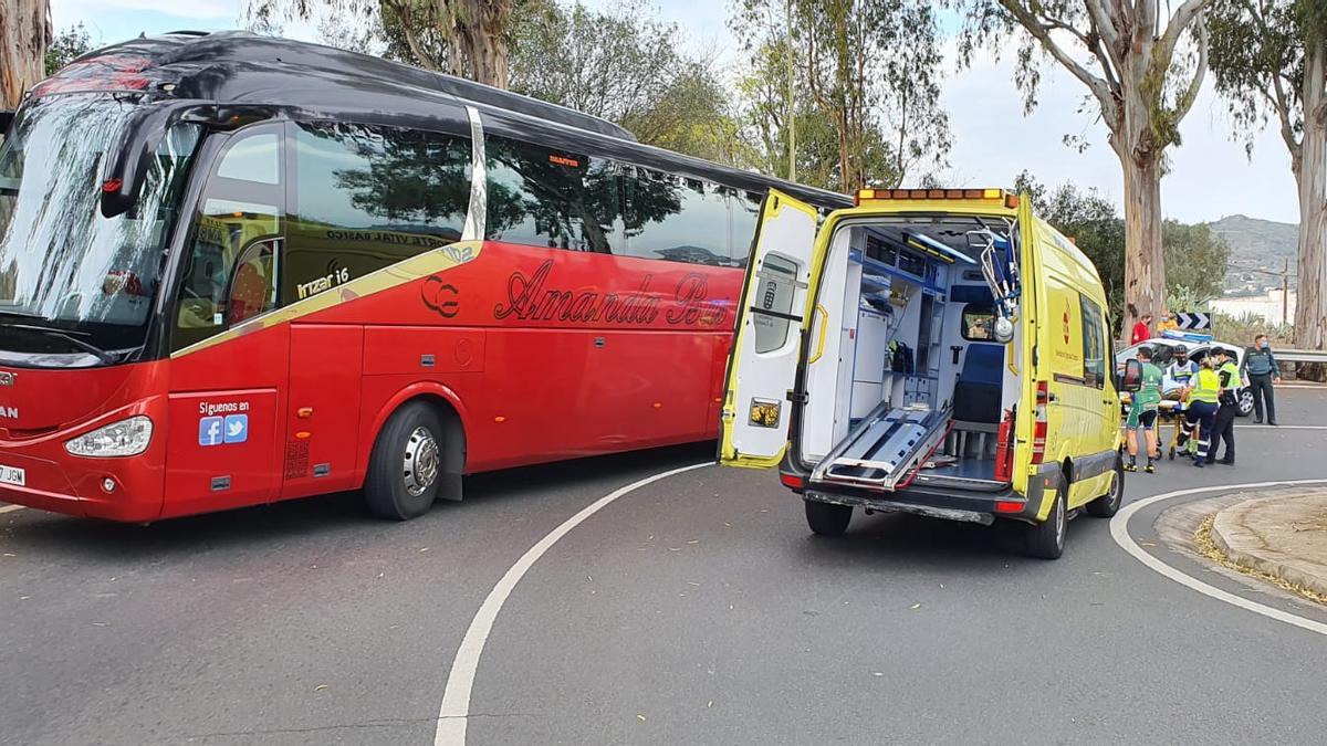 Un ciclista herido en Gran Canaria tras colisionar con una guagua