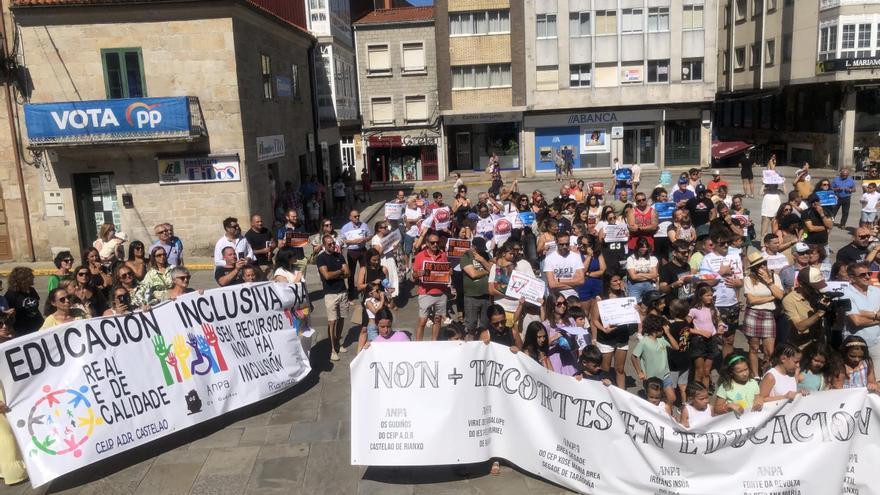 Multitudinaria protesta en Rianxo de seis comunidades educativas para reclamar reformas y más profesores