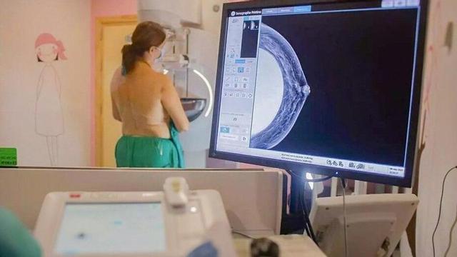 Realització d’una mamografia a una dona.