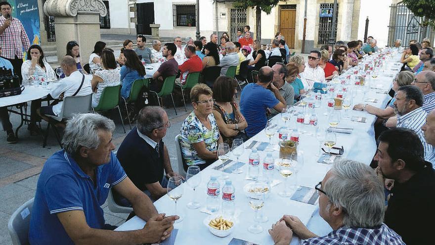 Participantes en la cata de vinos de la Denominación Arribes en la plaza de Bermillo.