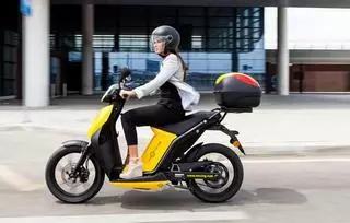 Las motos de alquiler chocan con las normas de ocupación de la vía pública