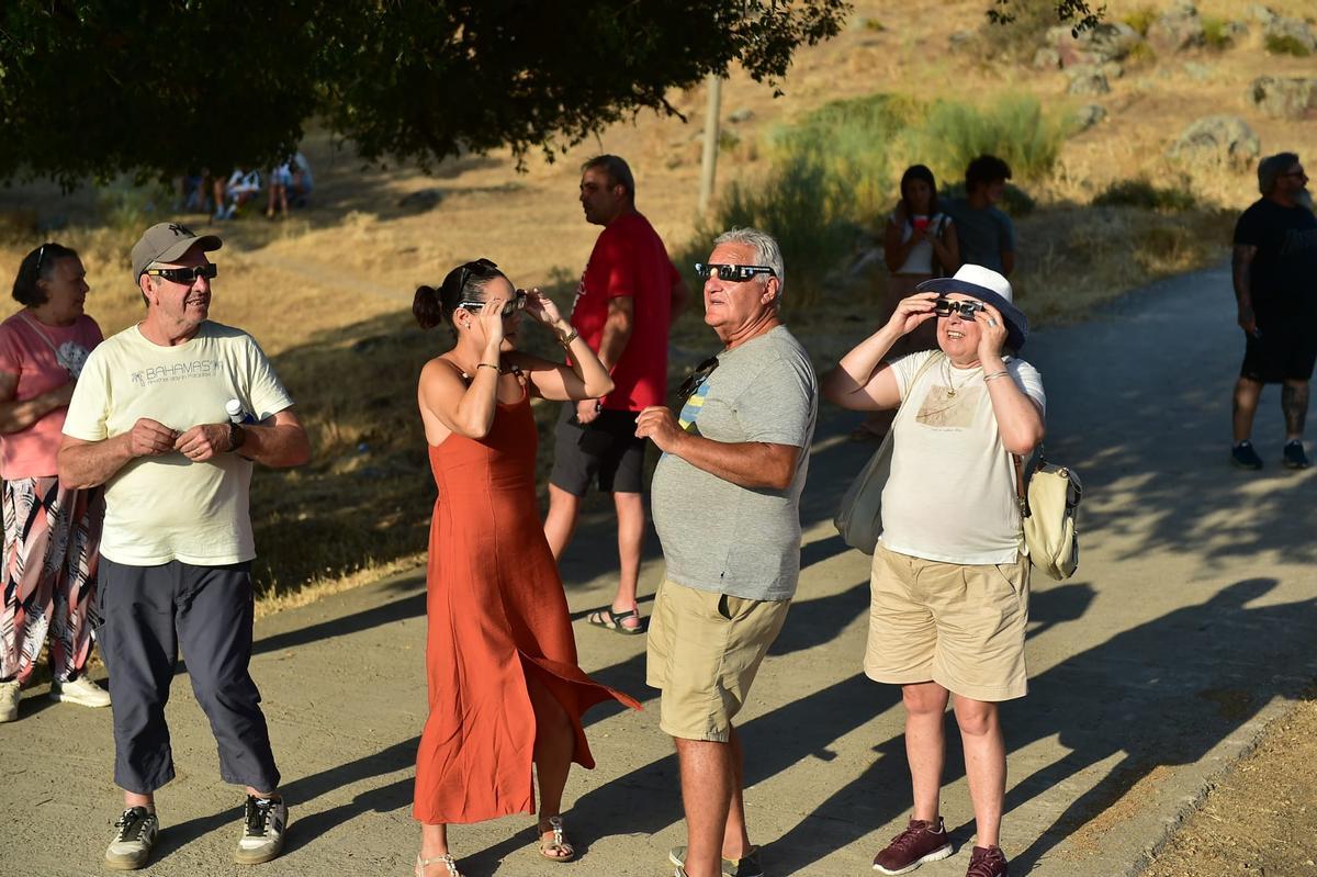 Galería | Los extremeños ya portan sus gafas para ver el eclipse con seguridad