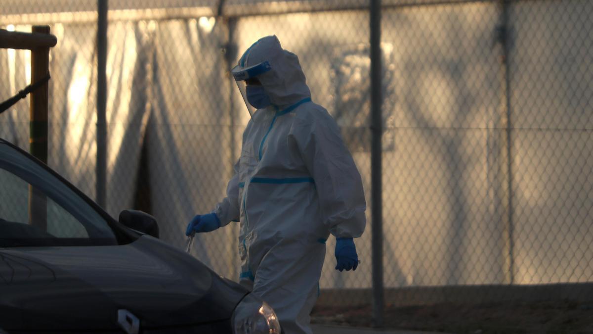 Un professional sanitari a l’hospital de campanya de La Fe a València