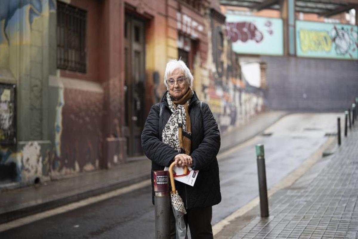 Rosario ante la antigua sede del Círculo Social Metropolitano, junto a Can Vies.