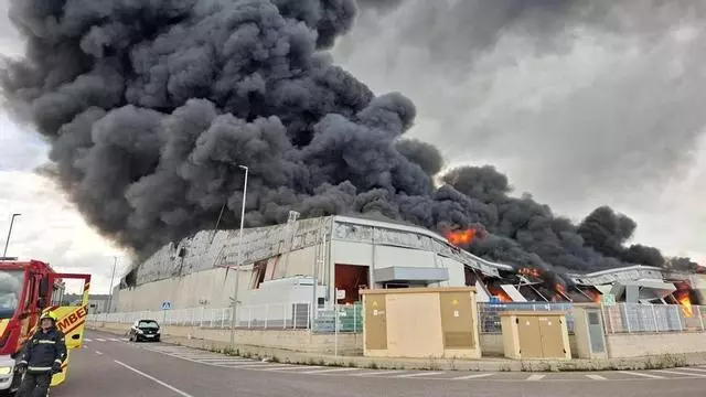 Los trabajos de los bomberos en el incendio industrial en Vall d'Alba