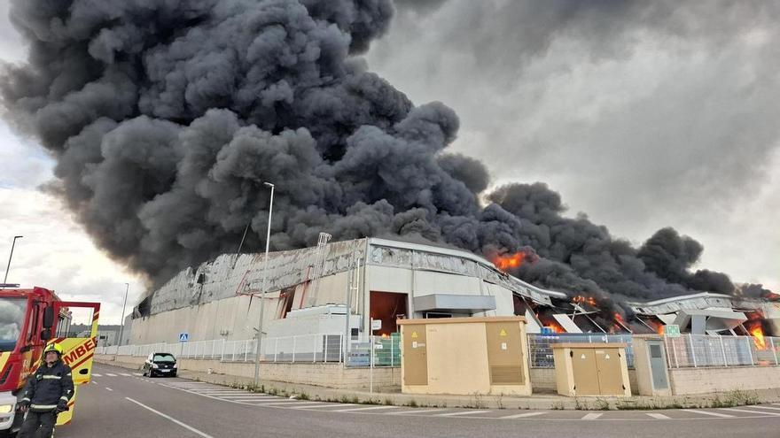 Los trabajos de los bomberos en el incendio industrial en Vall d'Alba