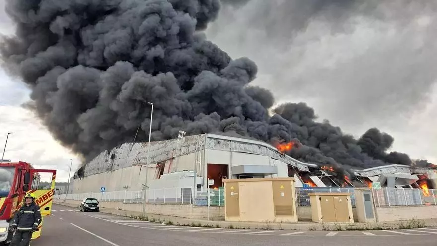 Los trabajos de los bomberos en el incendio industrial en Vall d'Alba