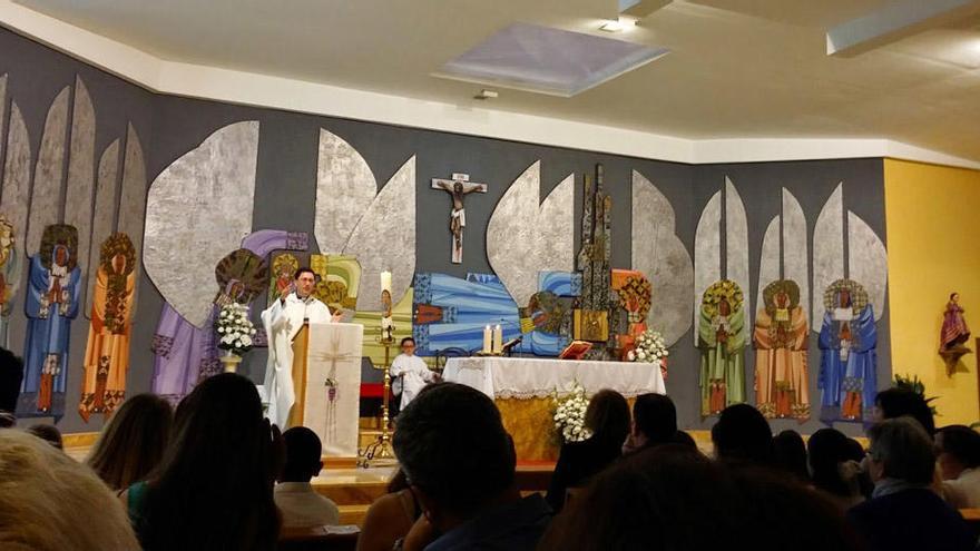 Imagen de archivo, con el anterior párroco, del altar mayor del Santo Ángel durante la celebración de una misa.