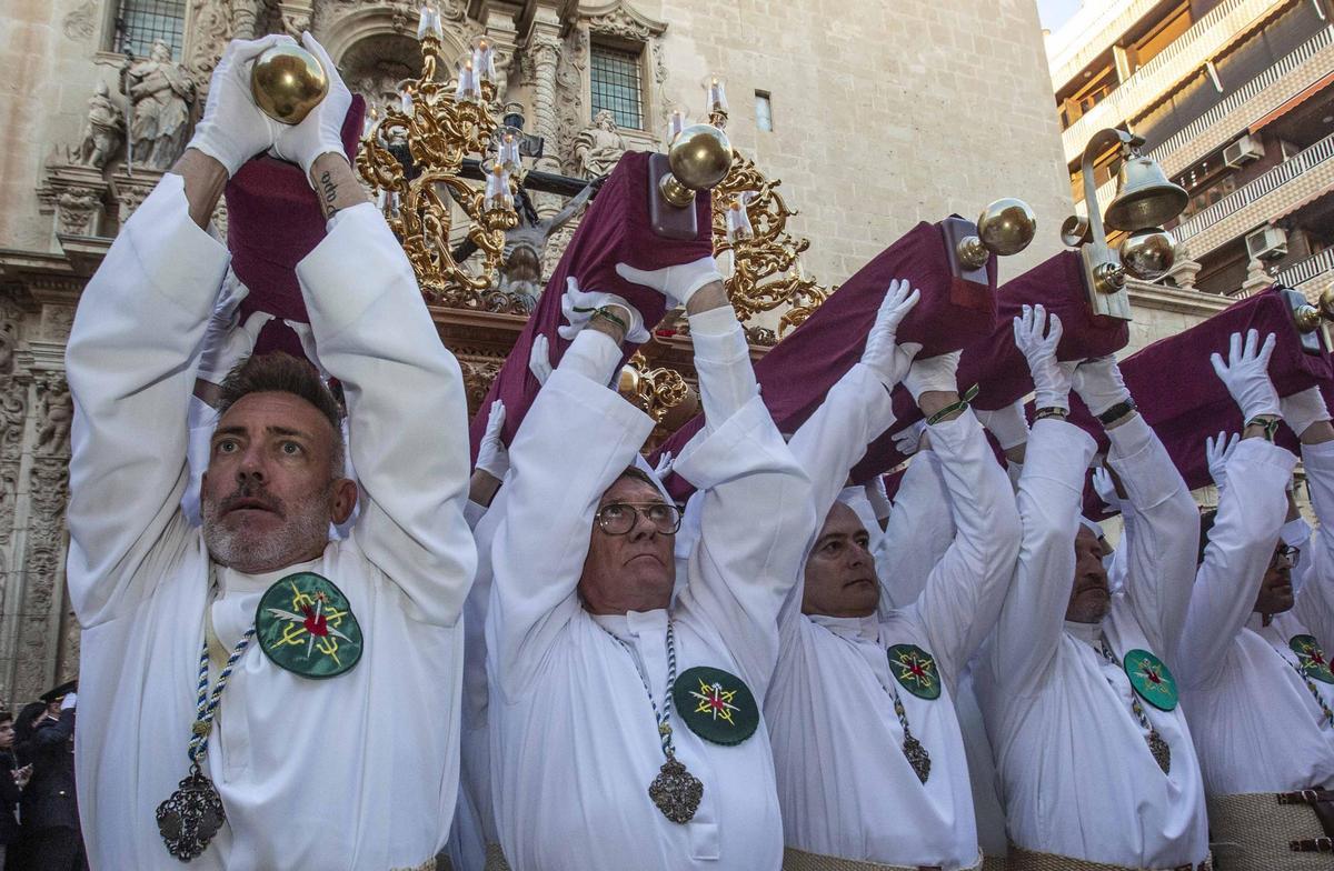 Alicante vive uno de los momentos más especiales del Martes Santo con la procesión del Cristo del Mar