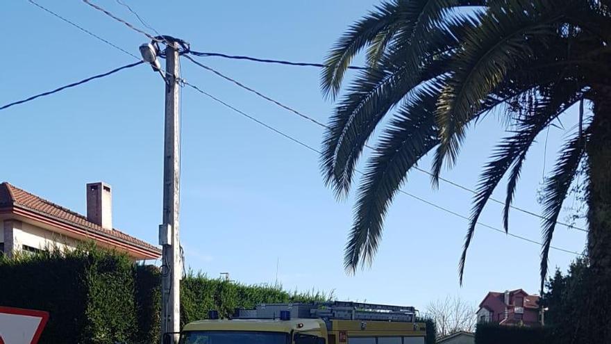 Agentes de la Guarda Civil y Bomberos en el lugar del hallazgo del cuerpo.