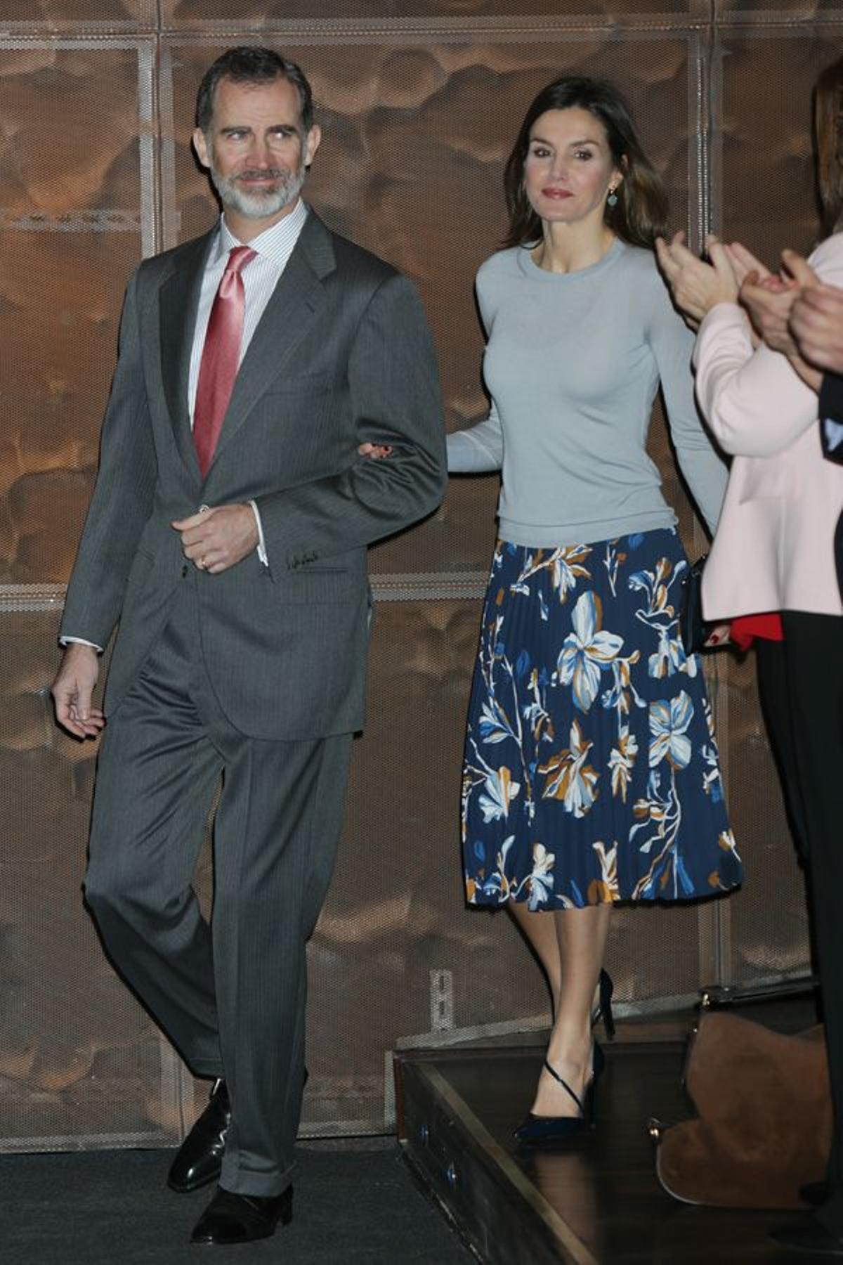 Letizia Ortiz junto a Felipe VI con falda de flores de Hugo Boss