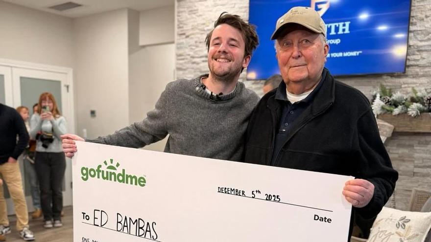 El creador de contenido Samuel Weidenhofer haciendo entrega de un cheque a Ed Bamber.