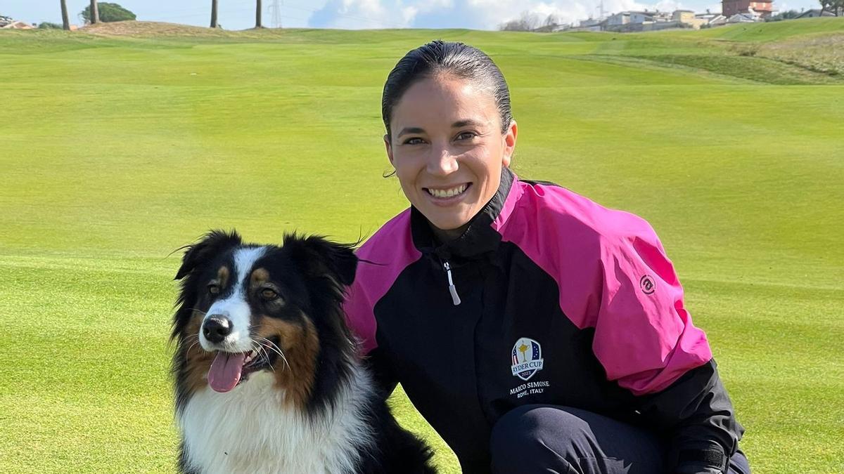 La zamorana Lara Arias, premiada como la mejor 'Superintendente' de Italia. En la foto, tomada en el campo de Marco Simone Golf &amp; Country Club de Roma, la joven ingeniera aparece con su perrita, llamada Ryder.