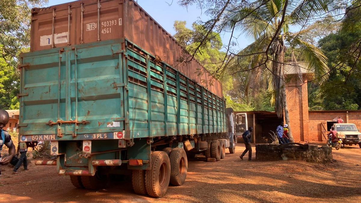 Llegada a Bangassou de uno de los camiones con parte de la ayuda humanitaria.