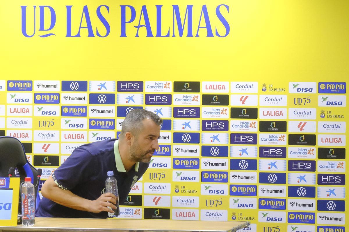 Martínez, en imagen de archivo, abandona la mesa de la sala de prensa de Barranco Seco.