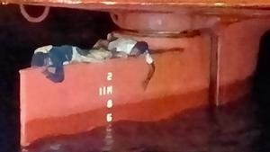 Dos jóvenes llegan al Puerto de Las Palmas tras un viaje de seis días en el timón de un buque.